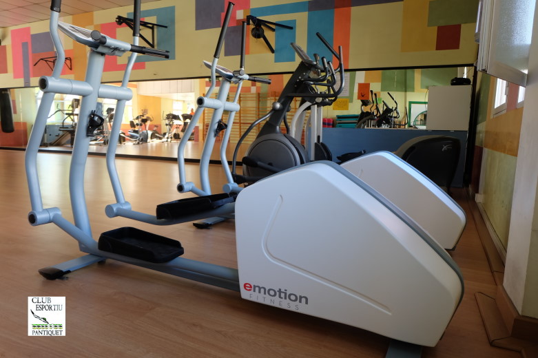 Gimnasio con nuevas máquinas de entrenamiento en Mollet Pantiquet